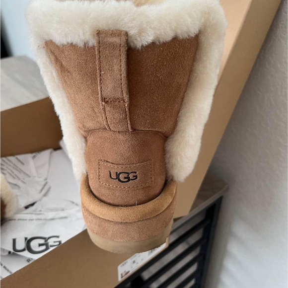 Brand new UGG Gorgeous Chillapeak genuine shearling Trimmed boot - Picture 4 of 9